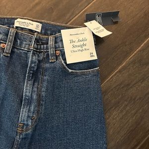 Abercrombie Ultra High Riss Ankle Straight Jeans